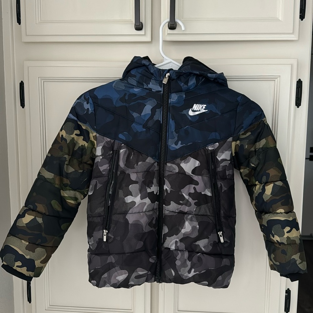 Nike Multi-colored Camo puff Jacket for Boys, size 6Y